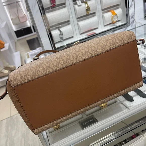 Michael Kors Voyager Lg Color-Block Signatur Logo Top Zip EW Shoulder Tote
Camel - Picture 12 of 16